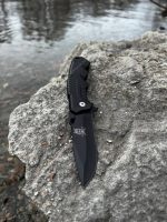 Механізм замка Liner-Lock та деталі ножа Тінь крупним планом