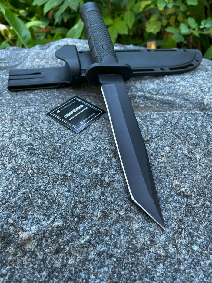 Клинок зі сталі 440s крупним планом