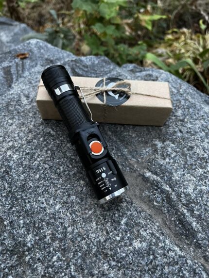 Тактичний ліхтар T6 LED крупним планом