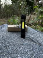 Тактичний ліхтар T6 LED із зумом на білому фоні