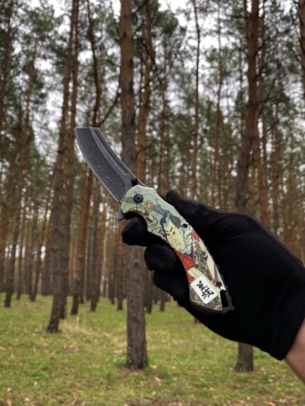 Складаний ніж Самурай з витонченим дизайном та клинком у стилі танто.