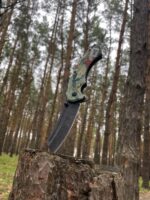 Клинок ножа Самурай із нержавіючої сталі 420 крупним планом.