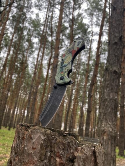 Клинок ножа Самурай із нержавіючої сталі 420 крупним планом.