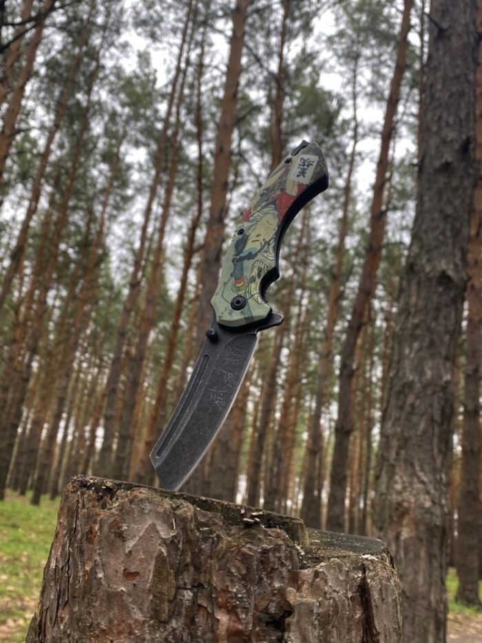 Клинок ножа Самурай із нержавіючої сталі 420 крупним планом.