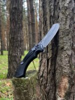 Ніж Самурай у руці для демонстрації зручності використання.