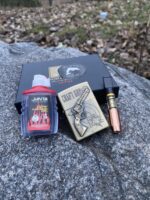 Набір Revolver – запальничка, бензин і мундштук на фоні кейсу