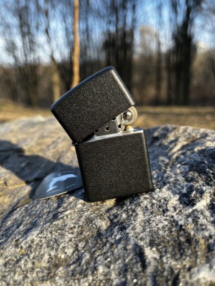Запальничка Black Rock в процесі використання на відкритому повітрі
