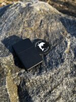 Крупний план запальнички Black Rock з детальним зображенням рифленої поверхні