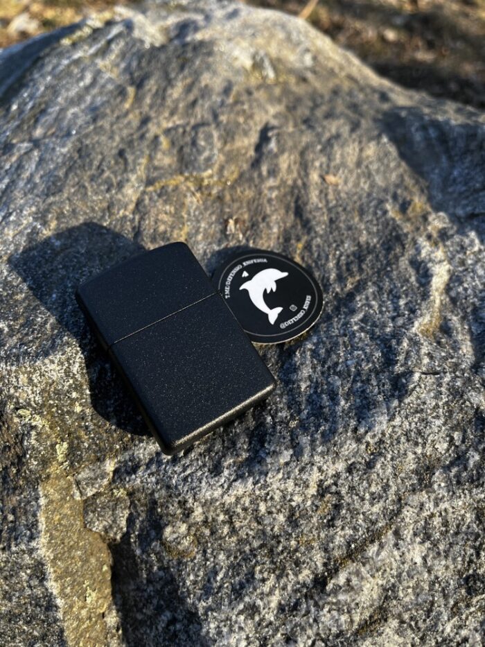 Крупний план запальнички Black Rock з детальним зображенням рифленої поверхні