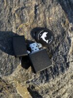 Запальничка Black Rock з рифленою поверхнею, чорний металевий корпус на темному фоні