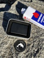 Крупний план запальнички Black Rock з виглядом металевого корпусу та механізму