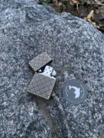 Металева запальничка бронзового кольору з ребристим корпусом